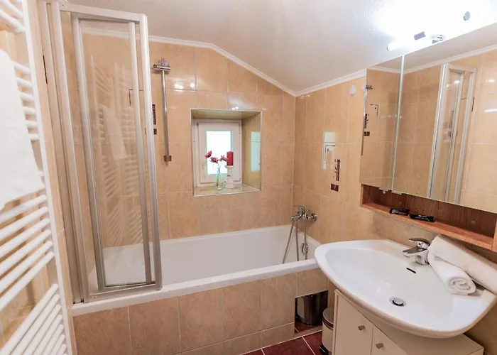 Living Flora Pensión 3*